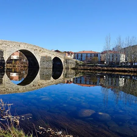 Alameda Con Chimenea Y Jardin Holiday home El Barco de Avila
