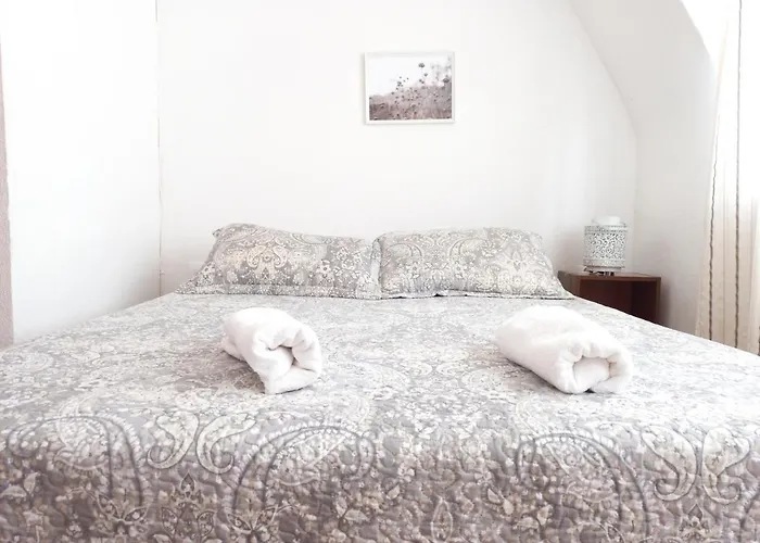 Alameda Con Chimenea Y Jardin 펜션